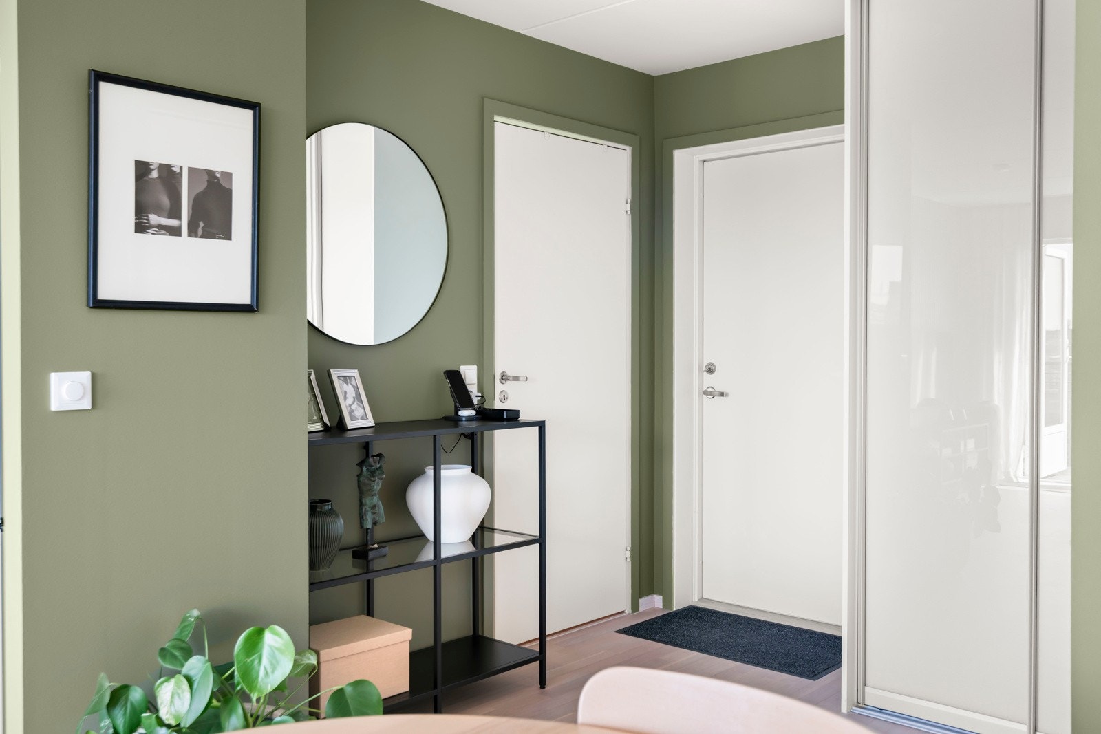 Lys entré med god plass til å henge fra seg ytterklær og sette fra seg sko. Ytterligere plass til garderobeskap i gang. Galleribilde