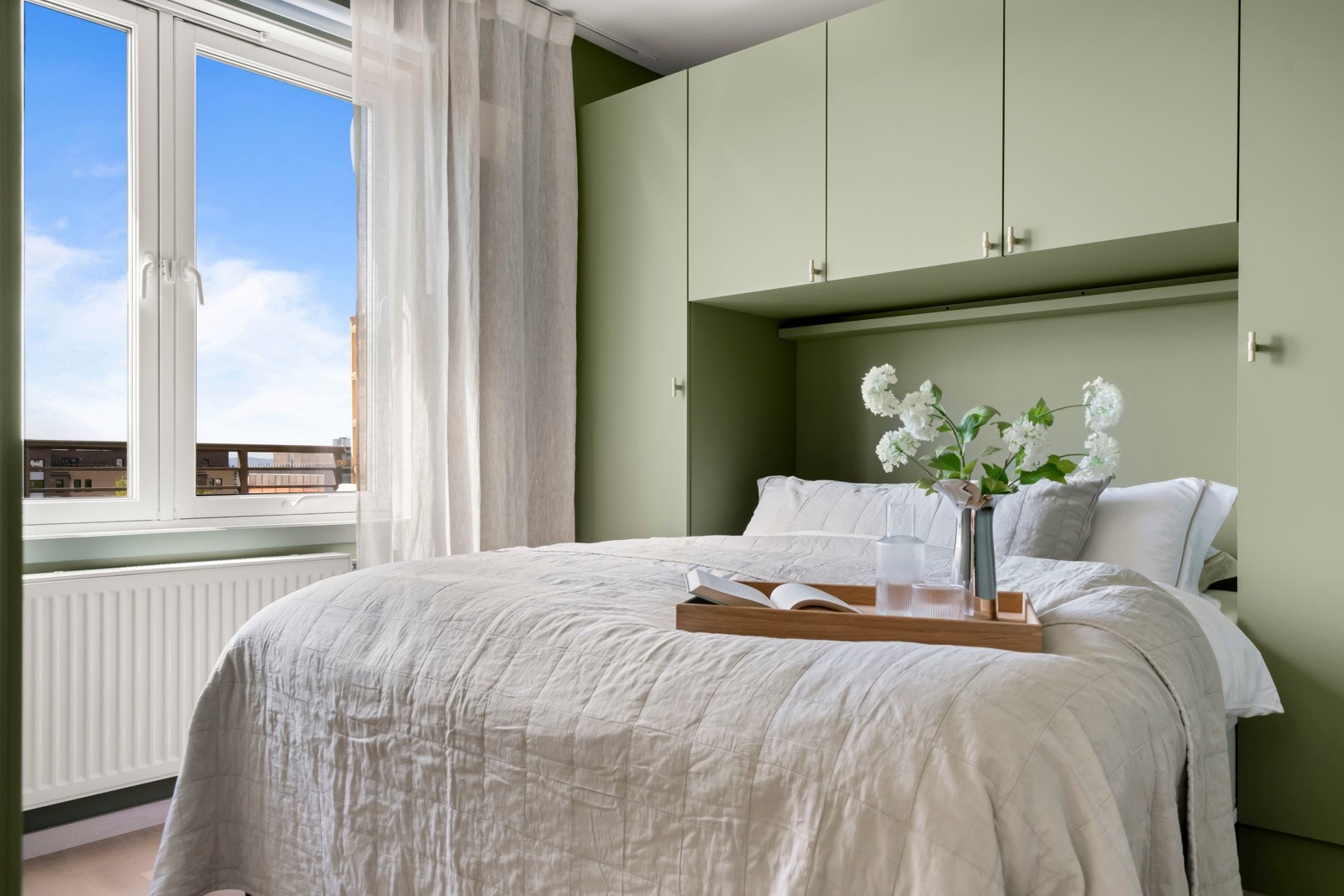 Stort vindu gir gode lysforhold på soverommet. Galleribilde