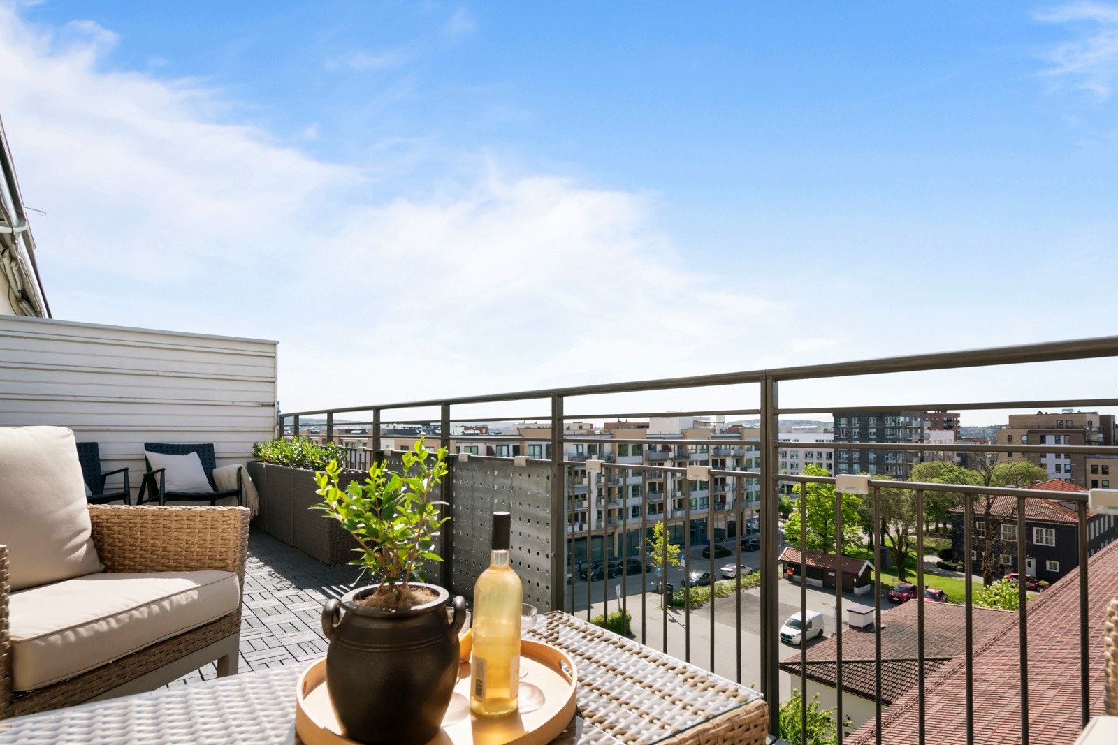 Boligens beste kvalitet er den herlige balkongen, som fungerer som et ekstra oppholdsrom på vår- og sommerhalvåret. Galleribilde