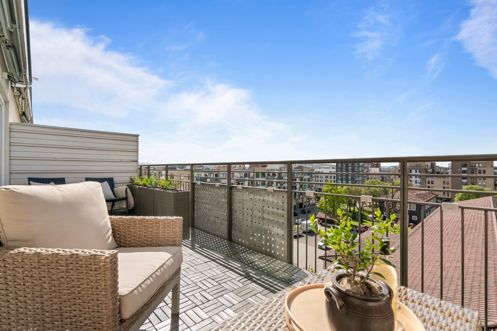 Balkongen er leilighetens smykke og døren forlenger stuen ut i en grønn oase om sommeren. Galleribilde