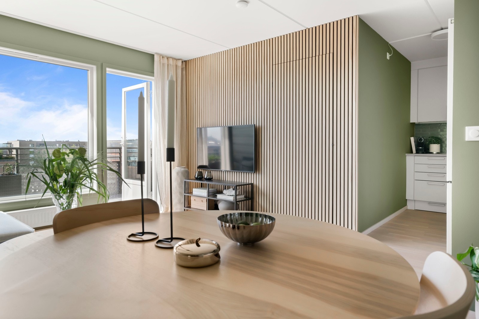 Varmtvann, a-konto oppvarming, bredbånd og kabel-tv er inkludert i fellesutgiftene. Galleribilde