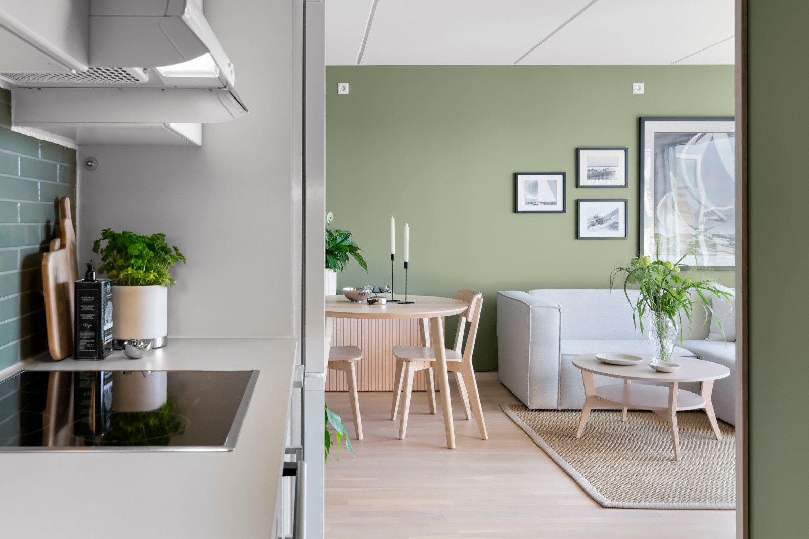 Åpen løsning til kjøkken gir en sosial atmosfære. Galleribilde