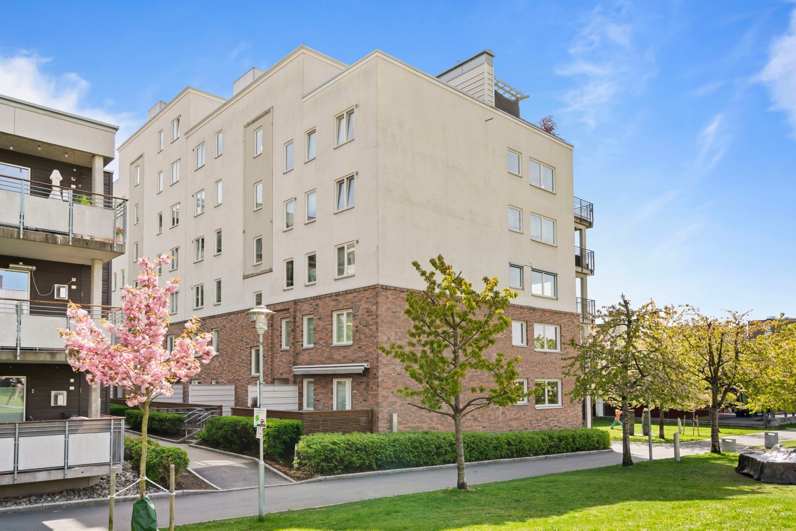 Løren har blitt en av Oslos mest spennende bydeler med flotte parkområder, godt kollektivtilbud, butikker og et rikt utvalg av kaféer og serveringssteder. Galleribilde