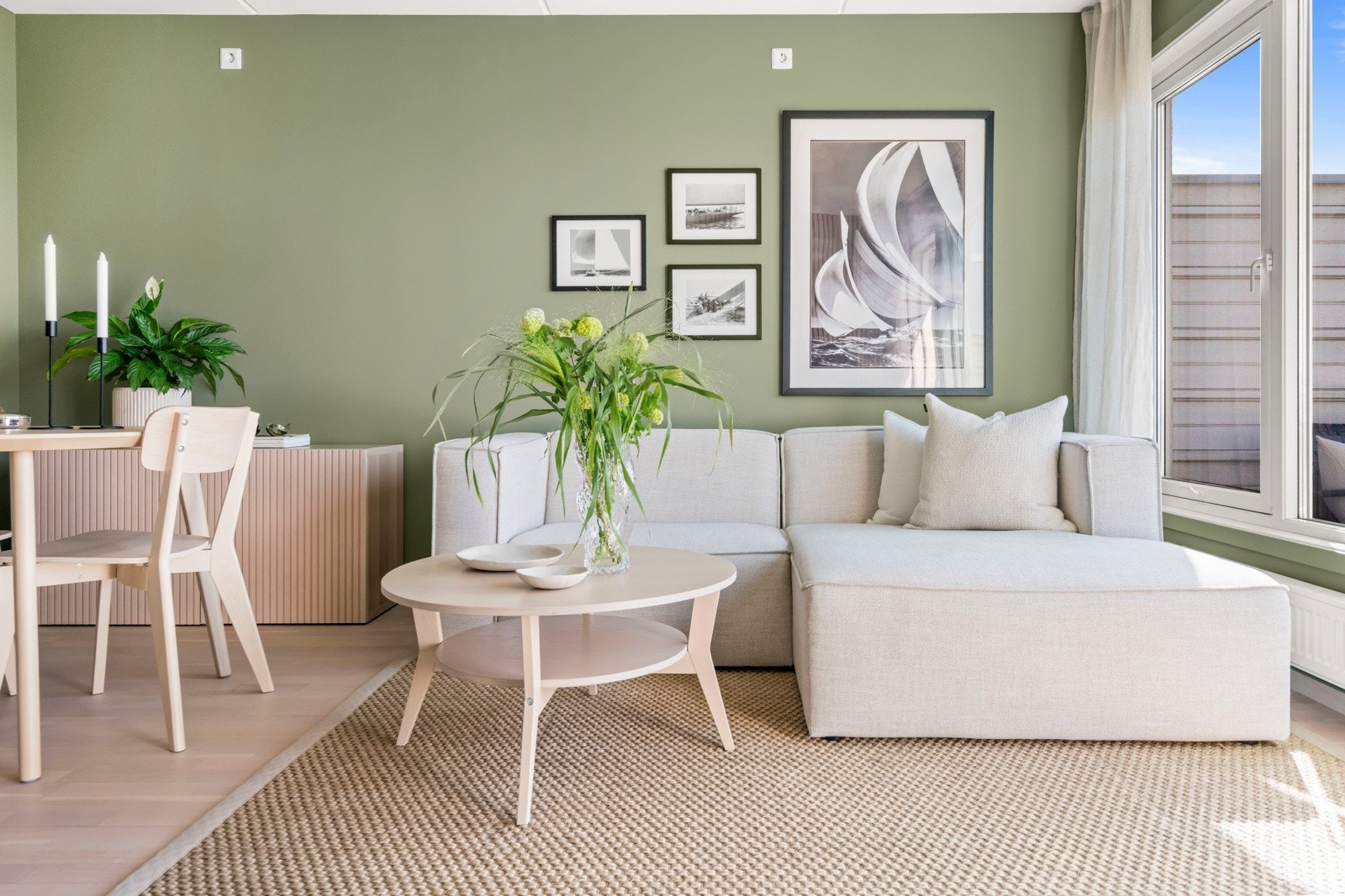 Leiligheten er malt i nyere tid i delikate fargevalg. I tillegg er gulvene slipt og lakkert. Galleribilde