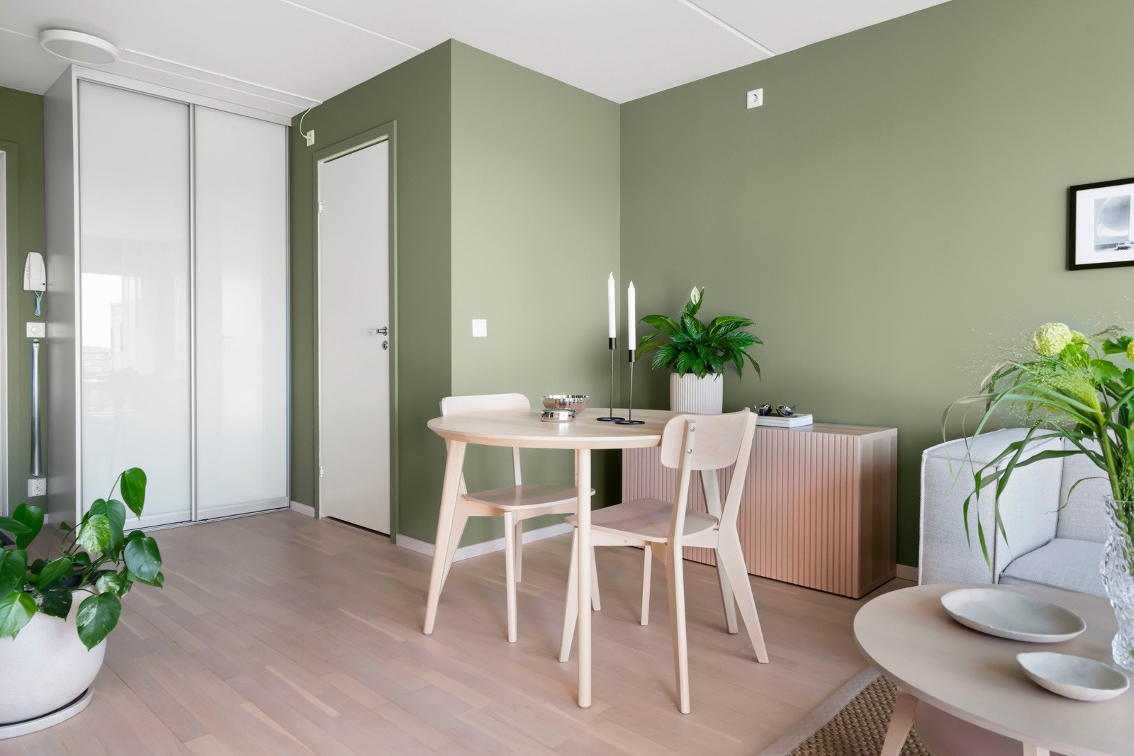 Her er det god plass til sofa, bord, tv med tilhørende møblement og stor spisegruppe. Galleribilde