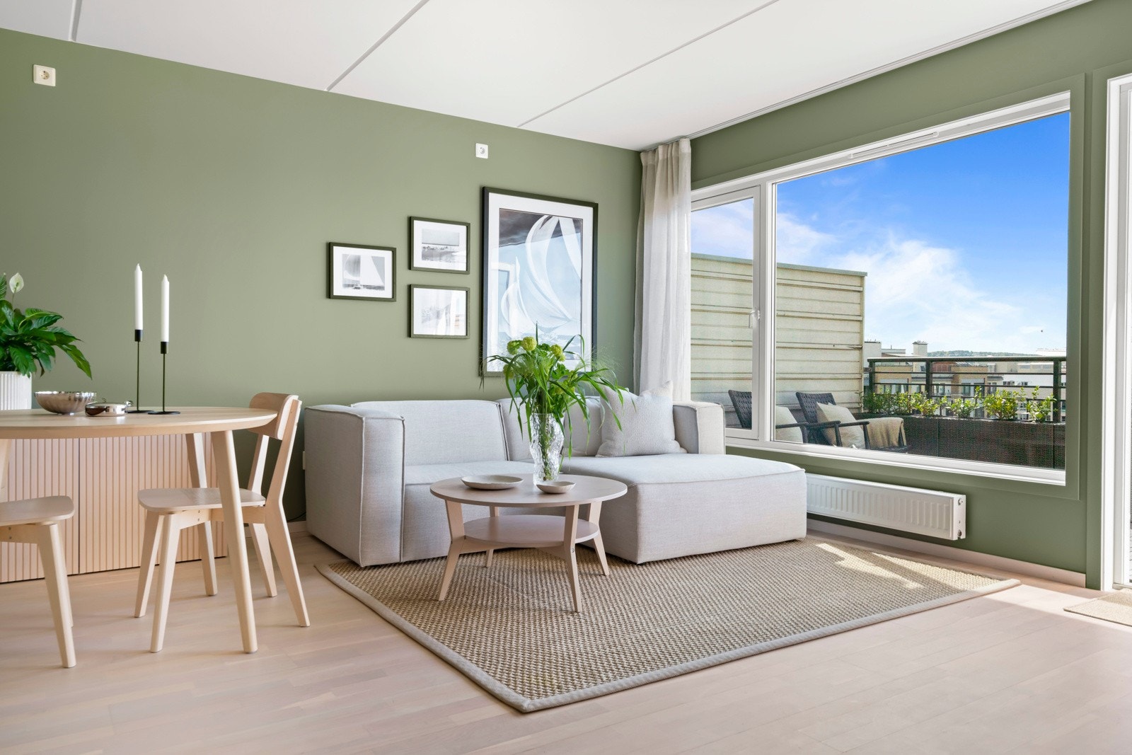 Lys, stor og luftig stue med gode møbleringsmuligheter, hvor solnedgangen kan nytes fra sofakroken på kveldstid. Galleribilde