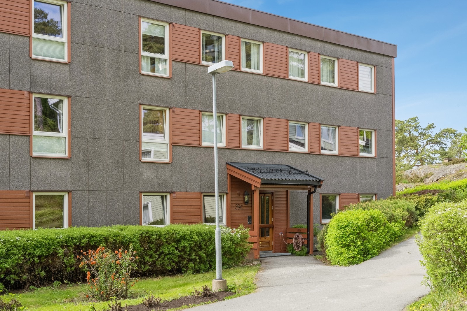 Velkommen til Sloreåsen 39C! Leiligheten ligger fint til med enkel adkomst i 1. etasje. Galleribilde