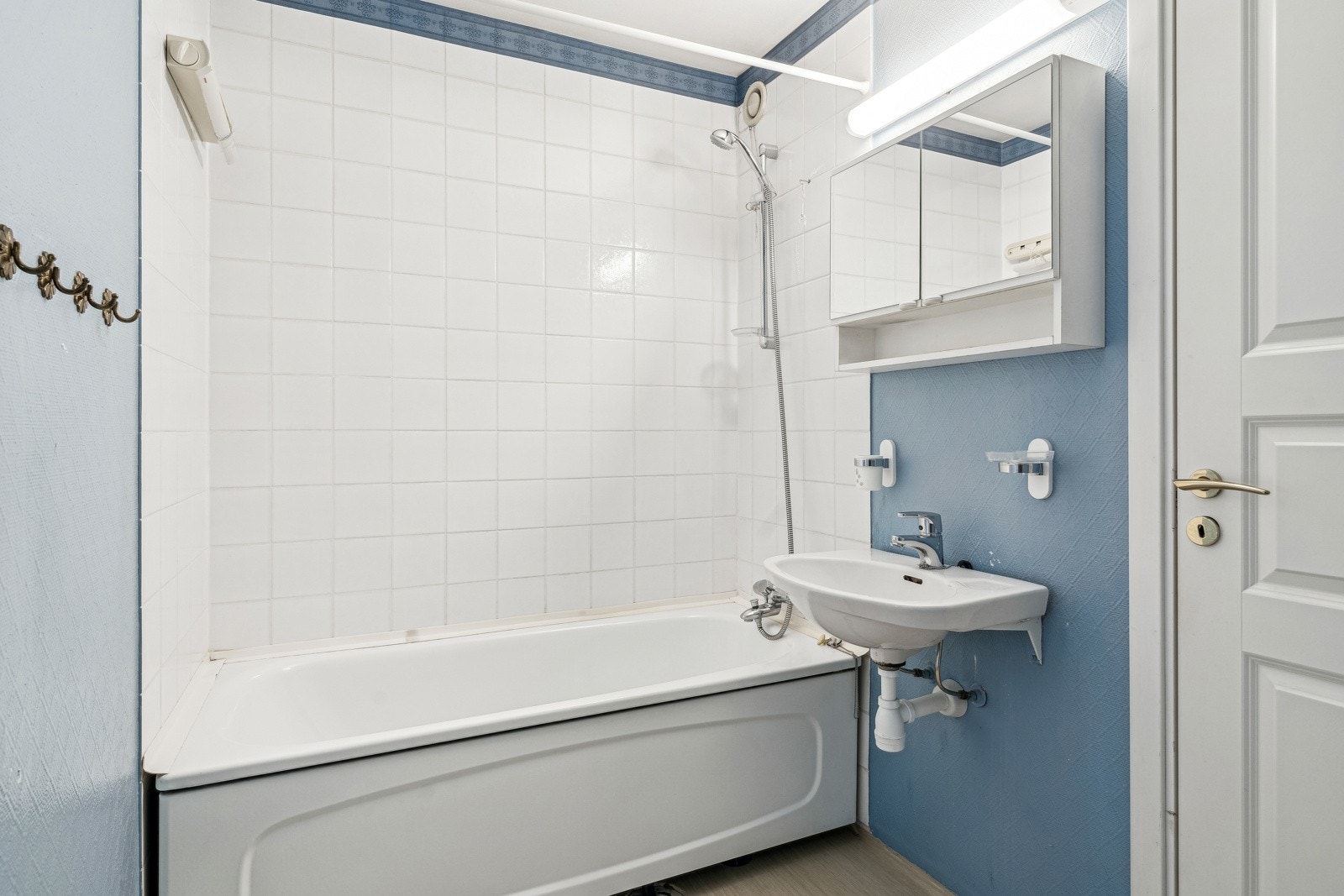 Bad med badekar. Adkomst fra hovedsoverom og entré. Galleribilde