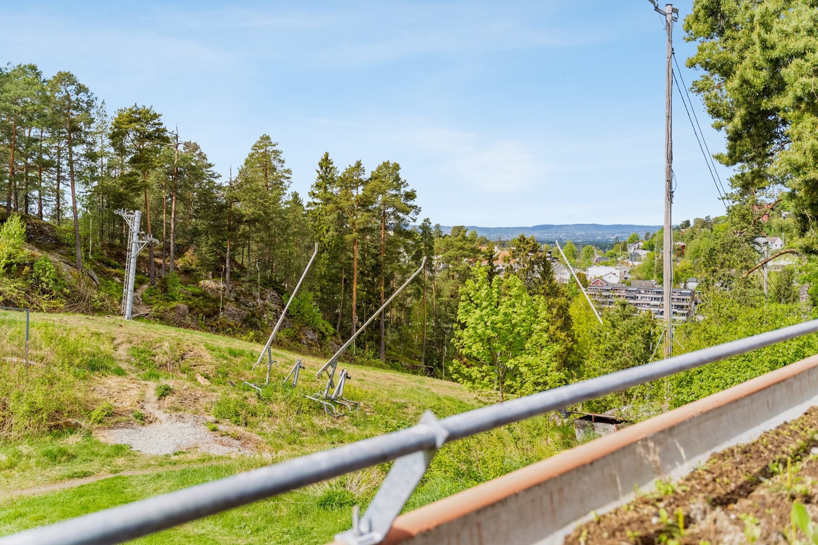 Utsikt mot vest og slalombakken. Galleribilde