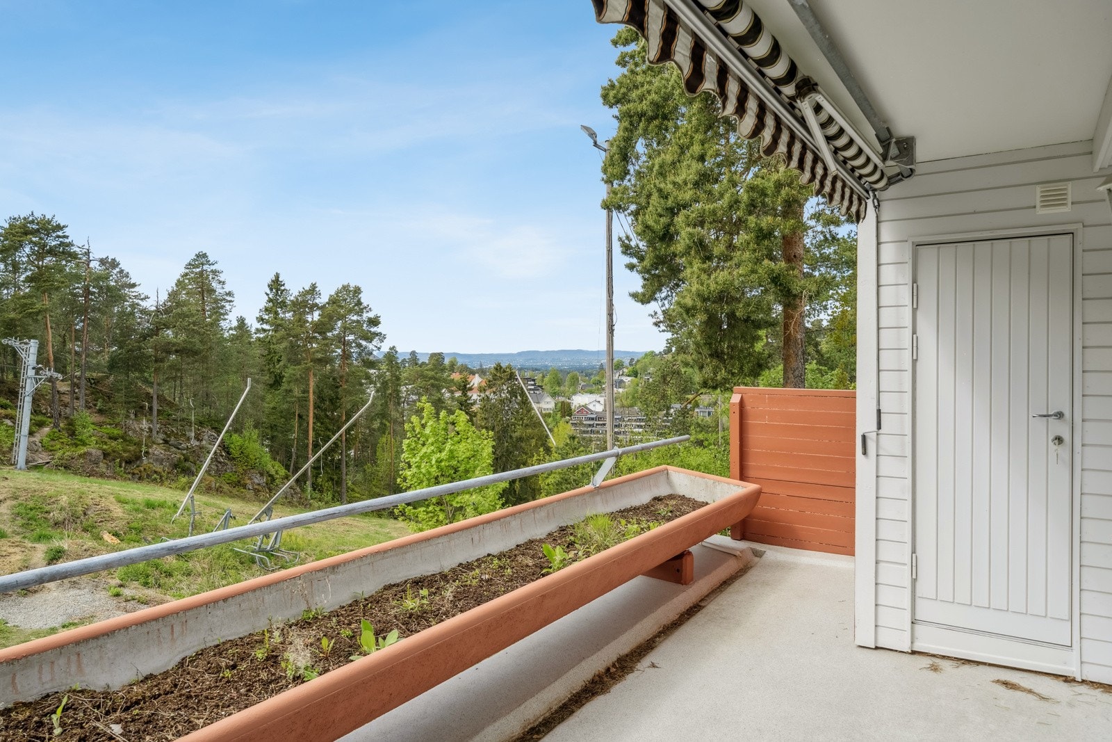 Vestvendt terrasse med gode solforhold og fint utsikt mot vest og slalombakken. Galleribilde