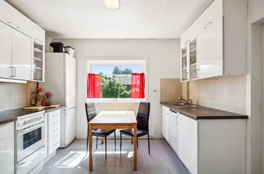 1.etg kjøkken med spiseplass Galleribilde