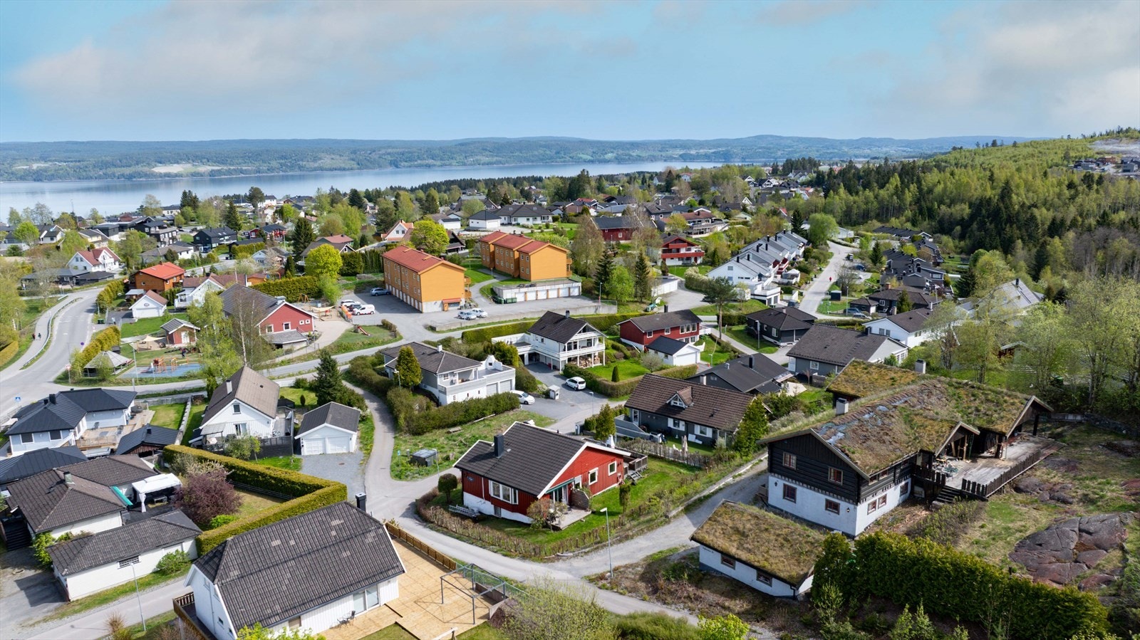 Her er det kort vei til det meste man trenger i hverdagen og det er kun 1 km til Flateby senter med forretninger, post, apotek, restaurant og pub. Galleribilde