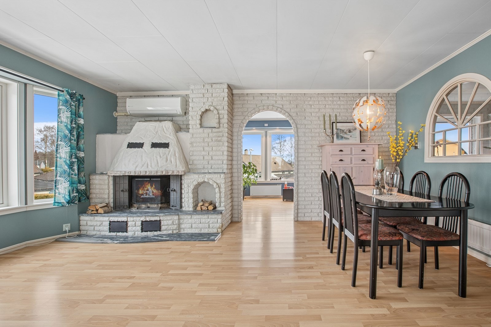 Innbydende stue med god plass til sofagruppe og spisebord med utgang til terrasse via skyvedør. Galleribilde