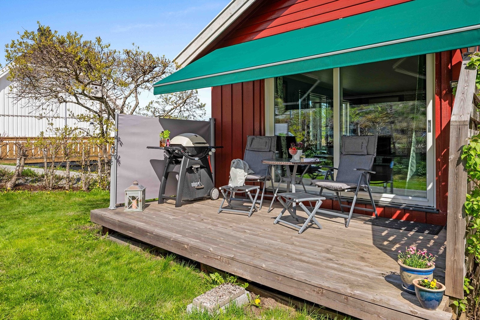 Terrasse med levegg og markise. Galleribilde