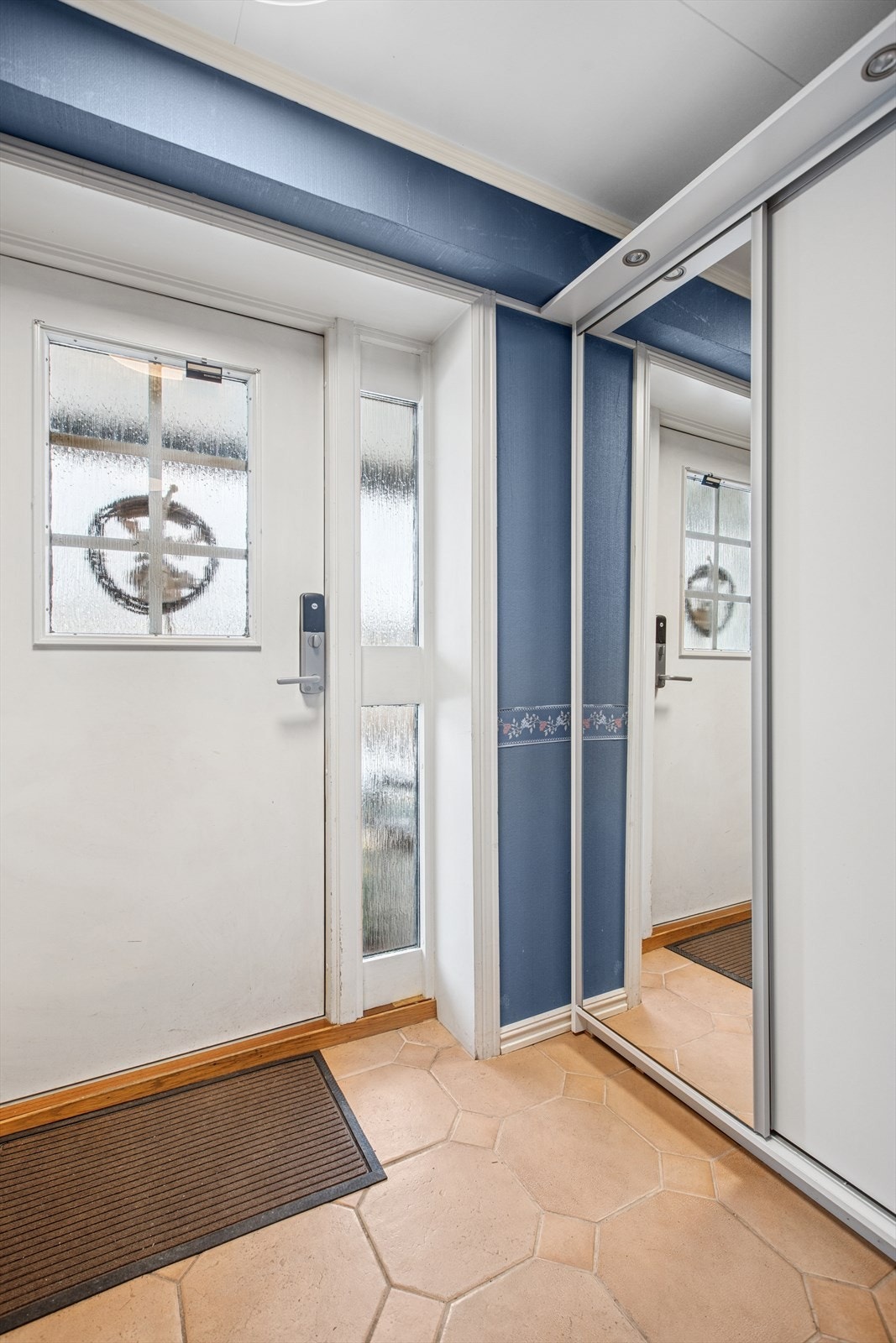 Du ønskes velkommen inn i en entré med praktisk skyvedørsgarderobe. Galleribilde