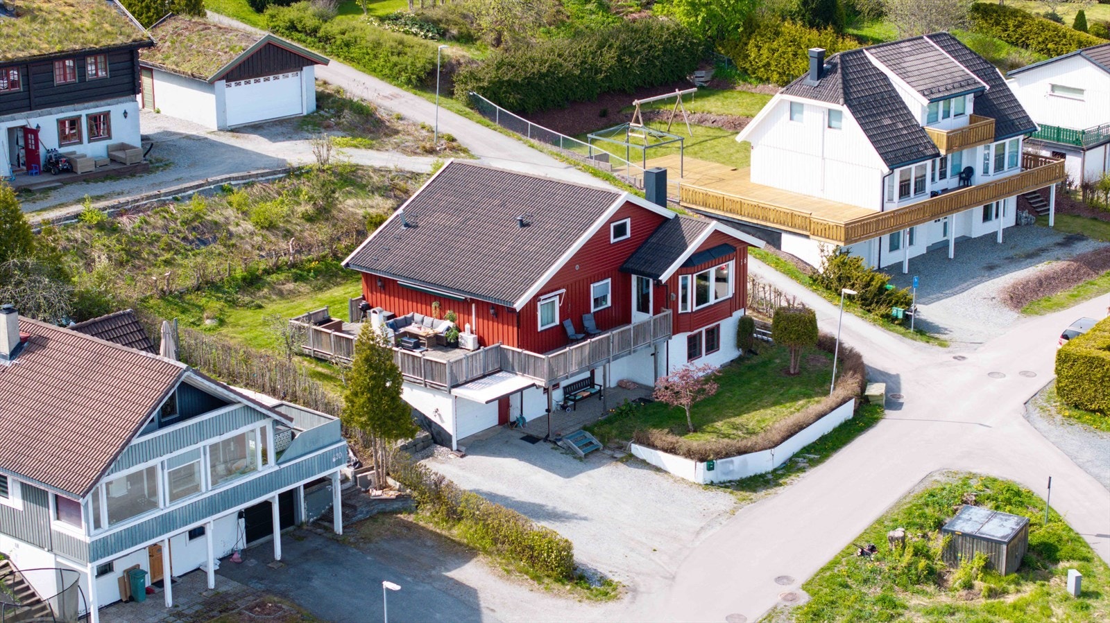 Boligen ligger i et stille og rolig område med barnevennlig og sentral beliggenhet på Flateby. Galleribilde