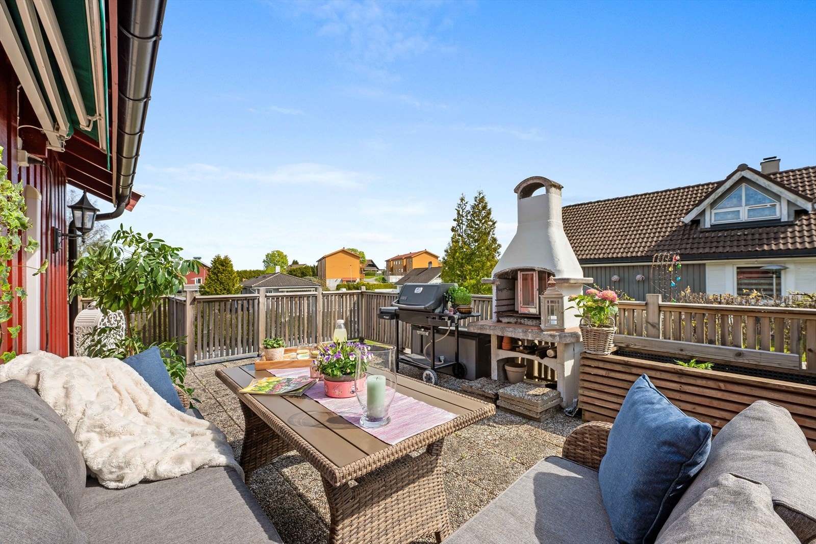 Stor terrasse over garasjen på 34 kvm. Her er det boltringsplass for hele familien! Galleribilde