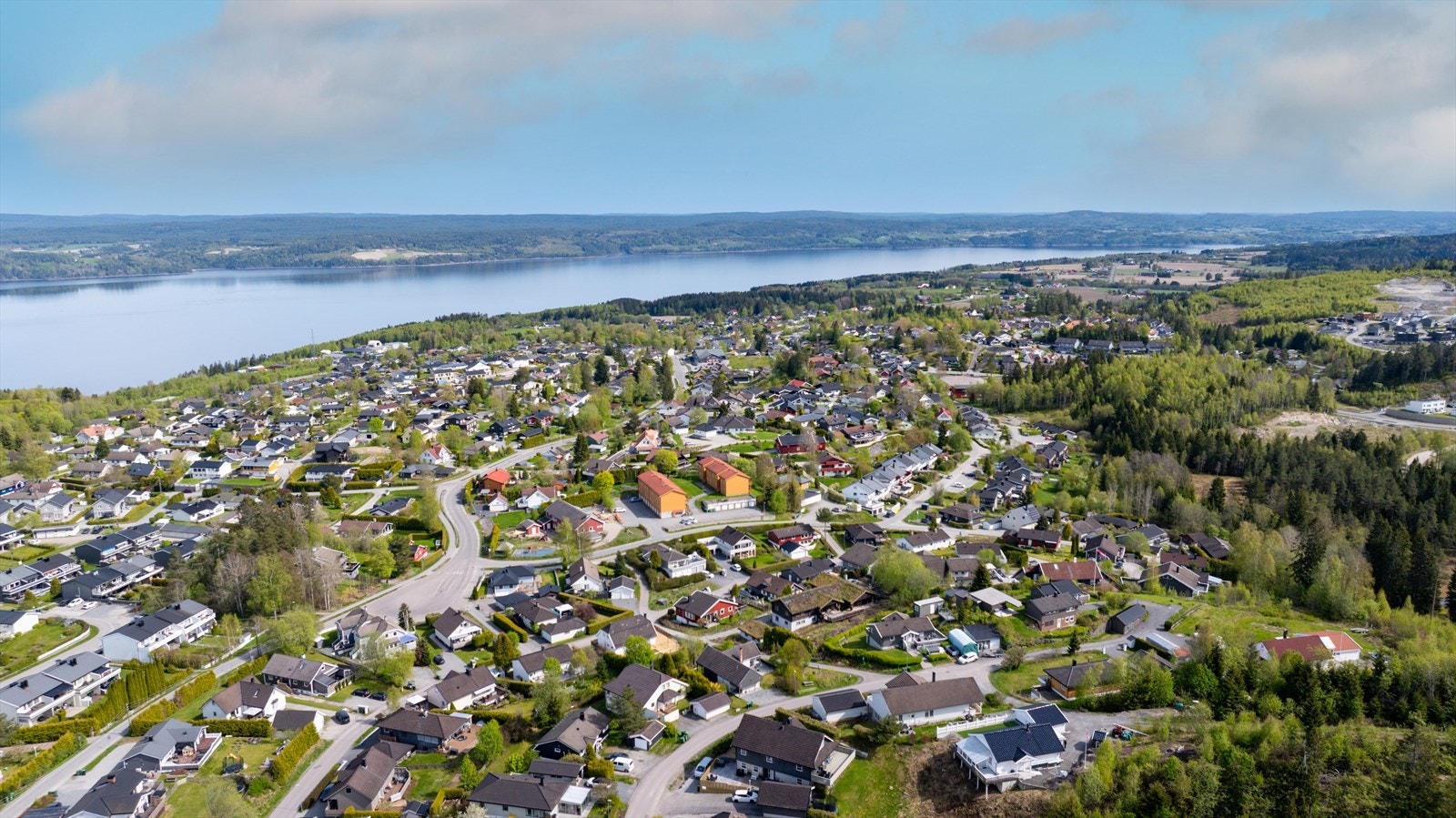 Det er kort avstand til Lillestrøm og Oslo dersom man ønsker byliv. Setter du deg i bilen tar det ca. 20 min til Lillestrøm og ca. 40 min til Oslo. Det er også kort vei til bussholdeplassen. Galleribilde