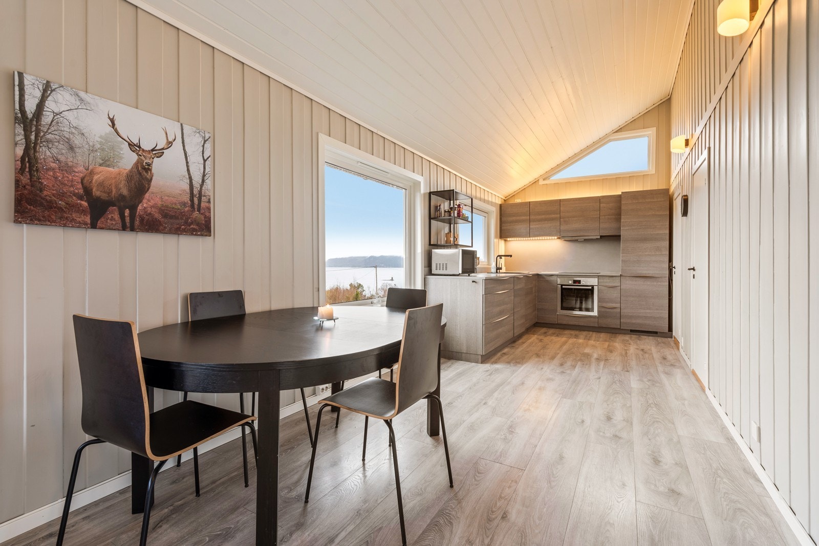 Boligen har åpen stue og kjøkkenløsning som gir et sosialt å hyggelig rom Galleribilde