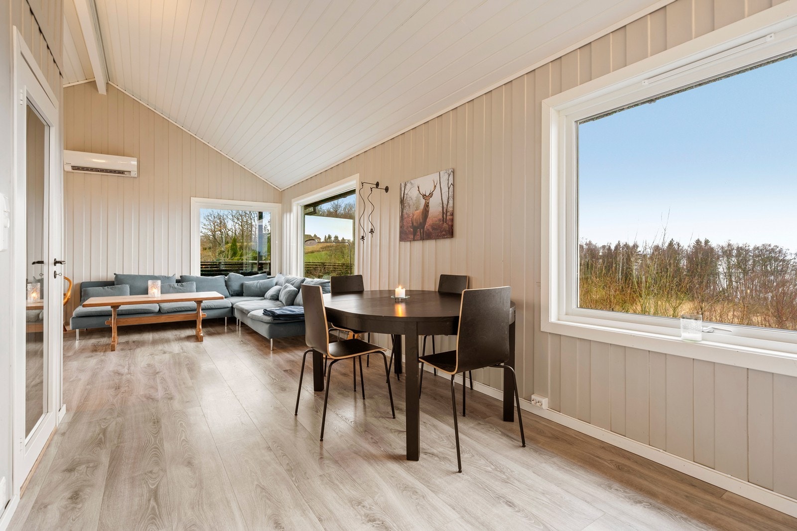 Lys og pen stue med god plass til sofagruppe og spisebord Galleribilde