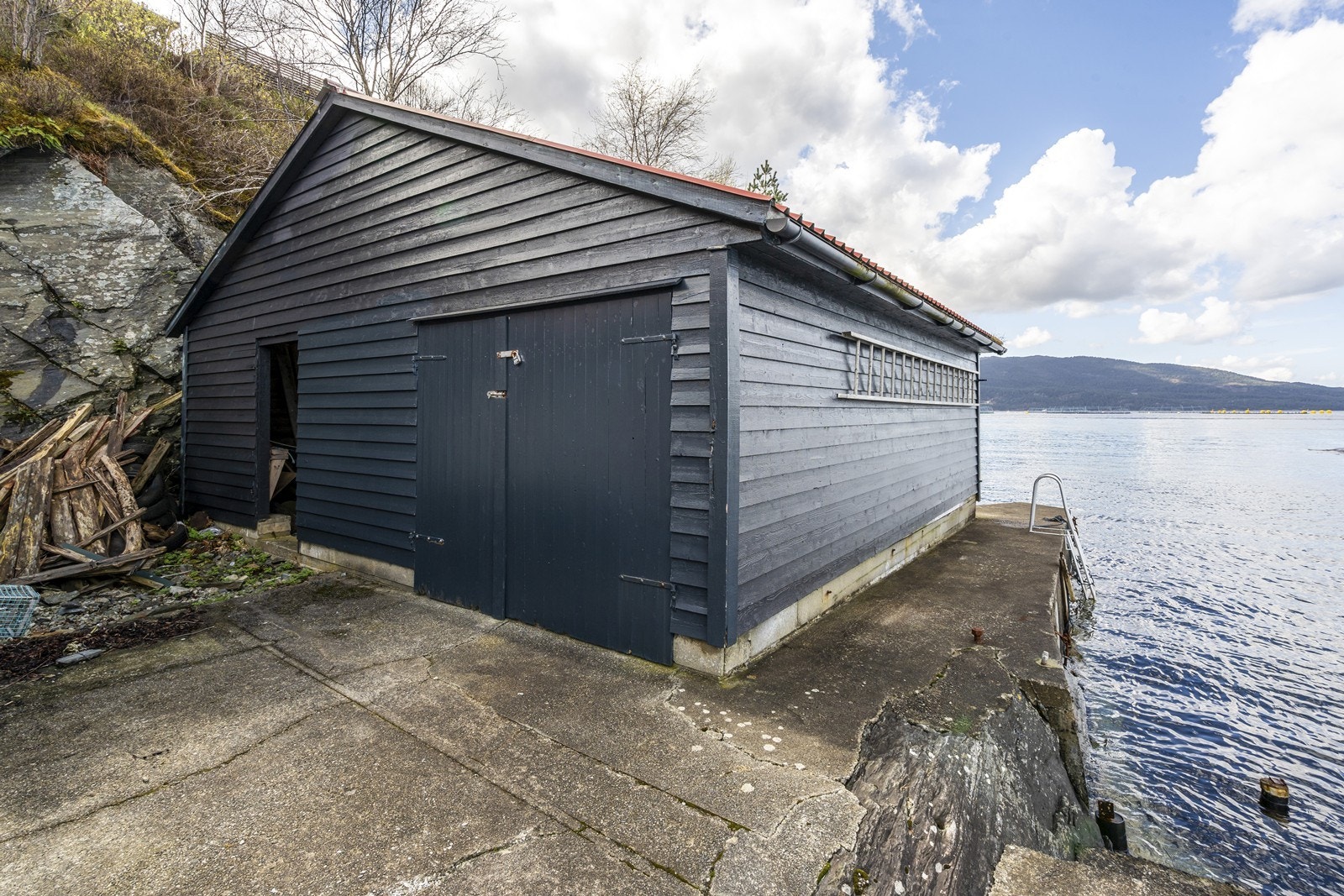 Todelt naust hvor denne eiendommen disponerer halvpart/langsiden mot sjø Galleribilde