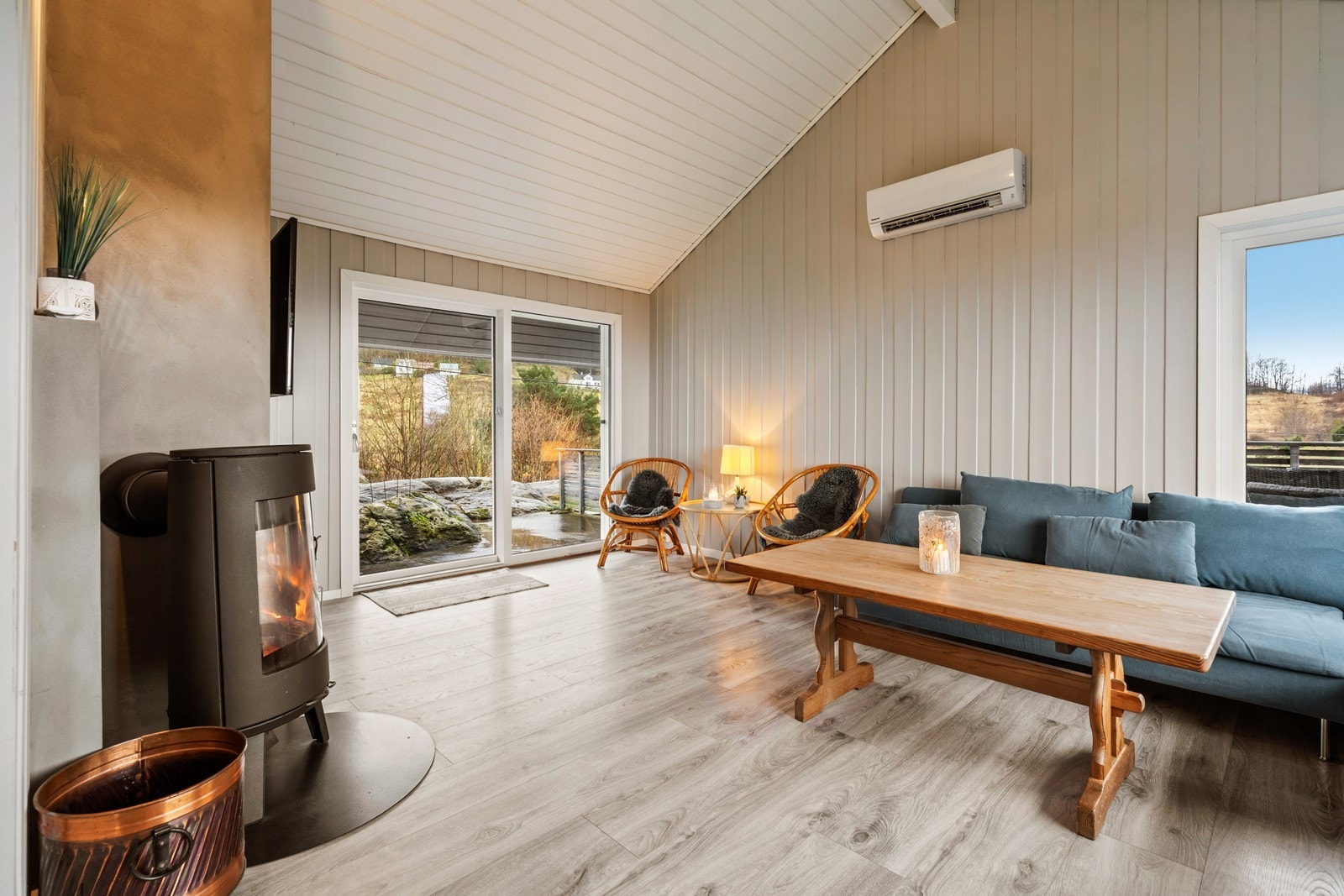 Stuen inneholder vedovn og varmepumpe som gir en god temperatur Galleribilde