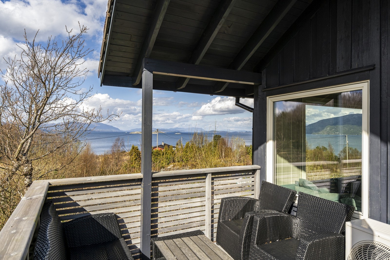 Flott, oppgradert bolig med nydelig utsiktsbeliggenhet. Delvis overbygget terrasse Galleribilde