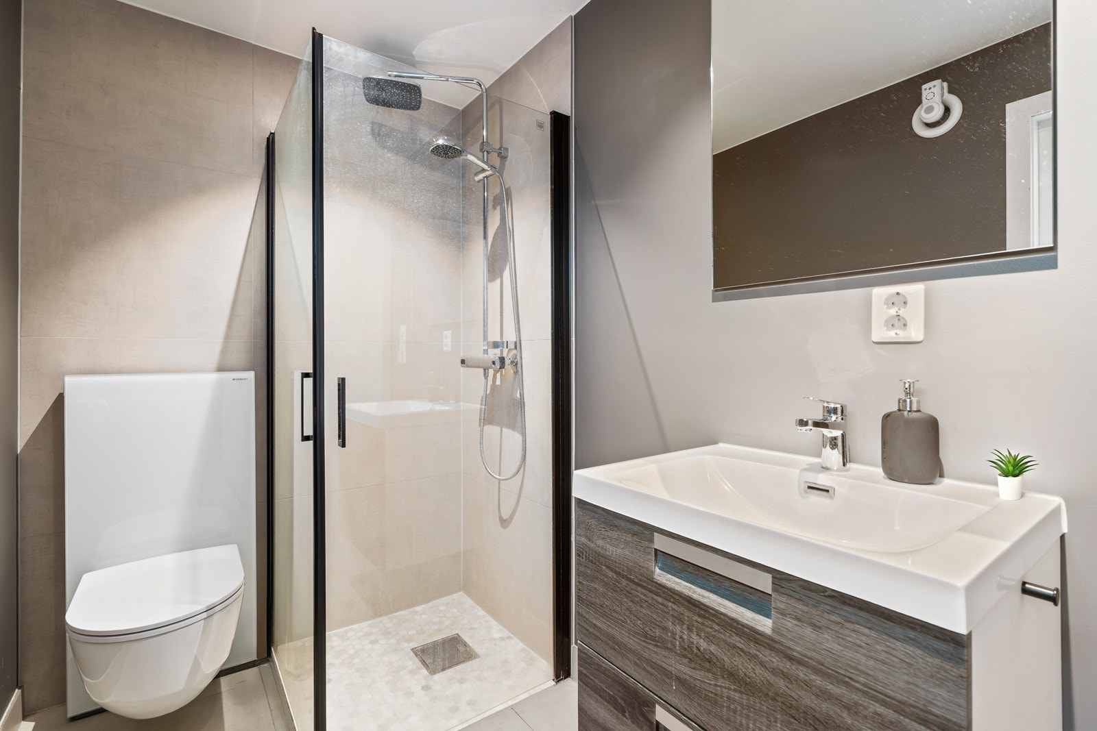 Baderom på hovedplan med dusj/vask/wc Galleribilde