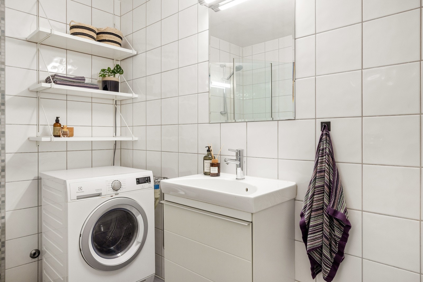 Flislagt bad med varmekabler. Innredet med dusjnisje med svingbare dusjvegger og termostatstyrt dusjbatteri i krom med hånddusj. Galleribilde