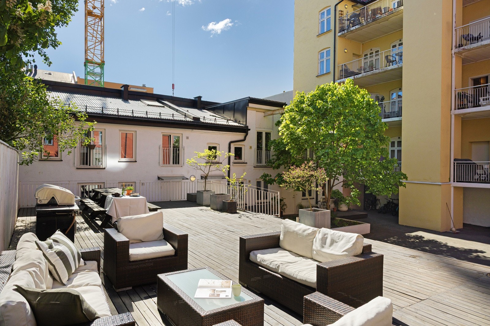 Opparbeidet tomt på 733 m². Asfaltert bakgård, terrasseplattinger og pergola med sittegrupper Galleribilde