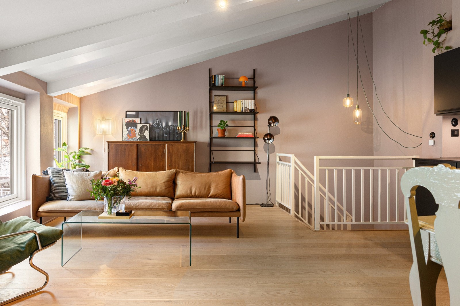 Dette er en innbydende 2-roms selveierleilighet i eldre stallbygning fra forrige århundreskifte med flott beliggenhet på Rodeløkka. Galleribilde