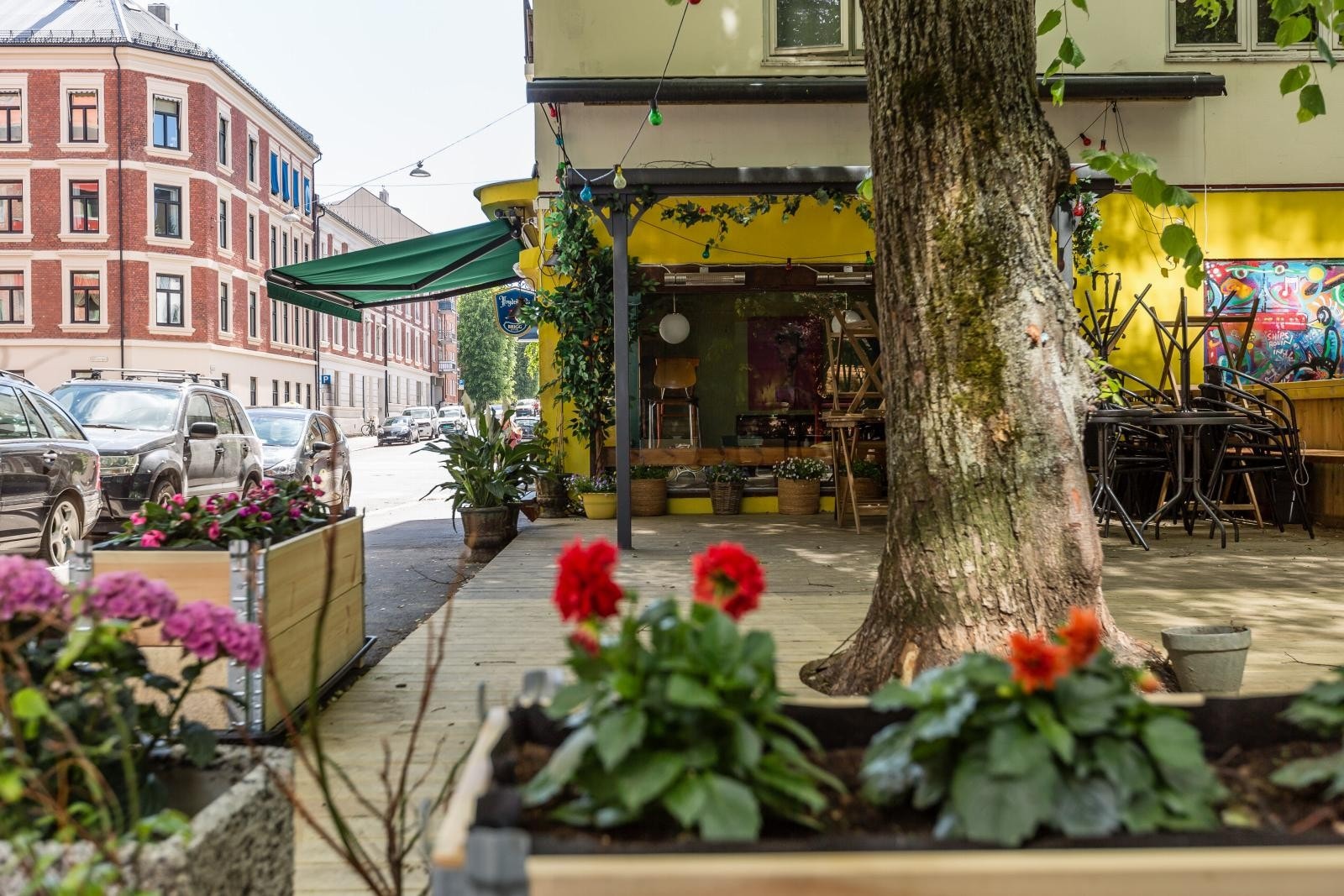 Området er mest kjent for sitt innholdsrike uteliv, hyggelige gate caféer, barer og restauranter, samt en rekke nisjeforretninger Galleribilde