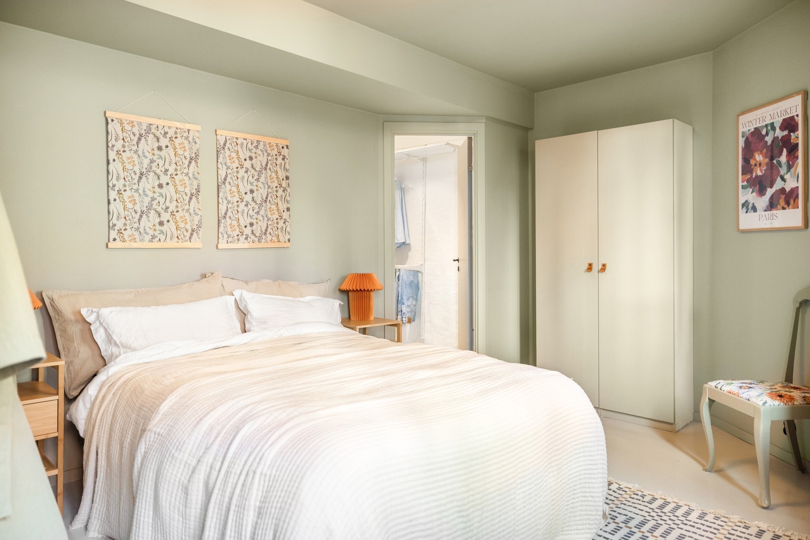 Rommet er innredet med garderobeskap. Galleribilde