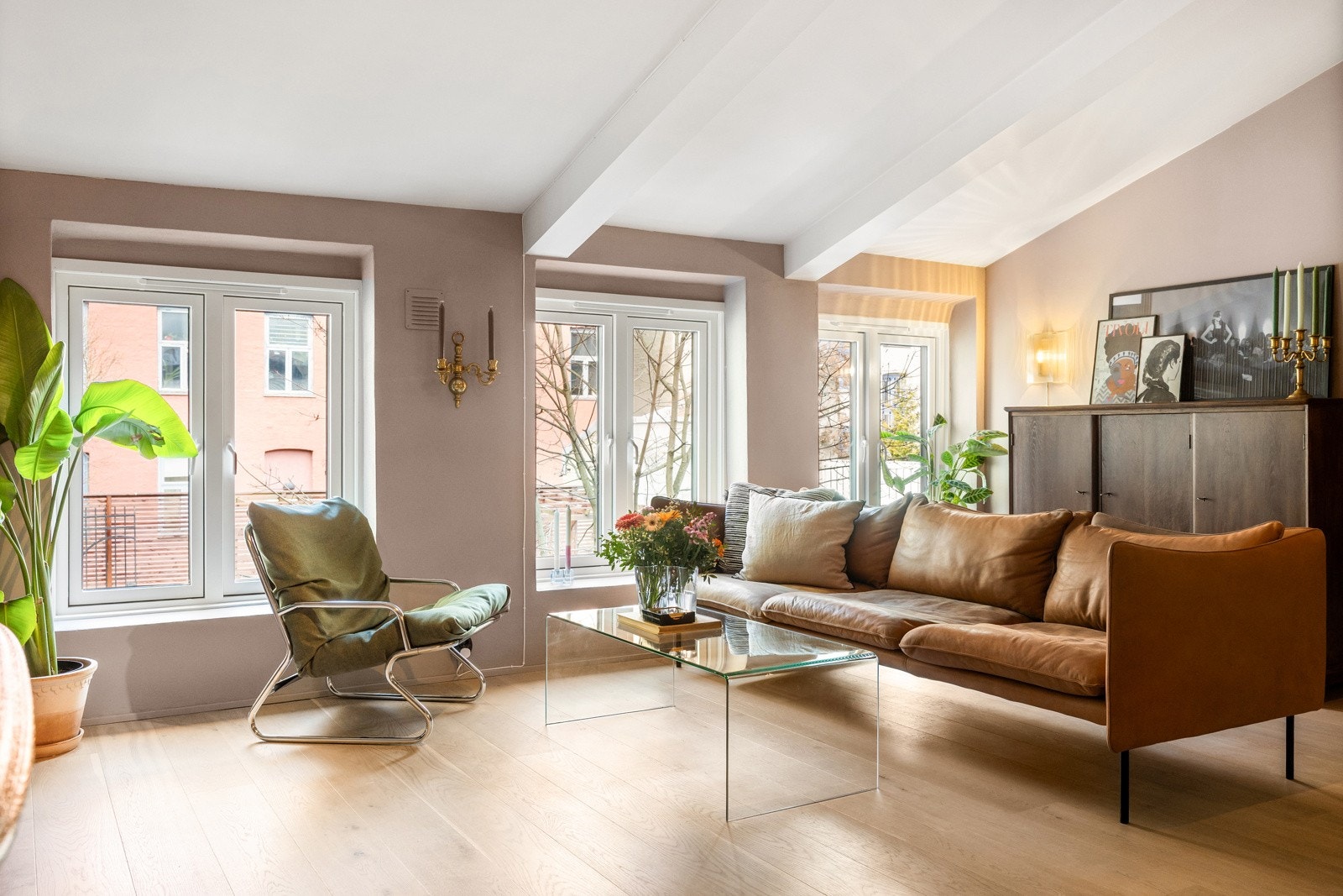 Romslig stue med plass til både sofagruppe og spisebord. Galleribilde