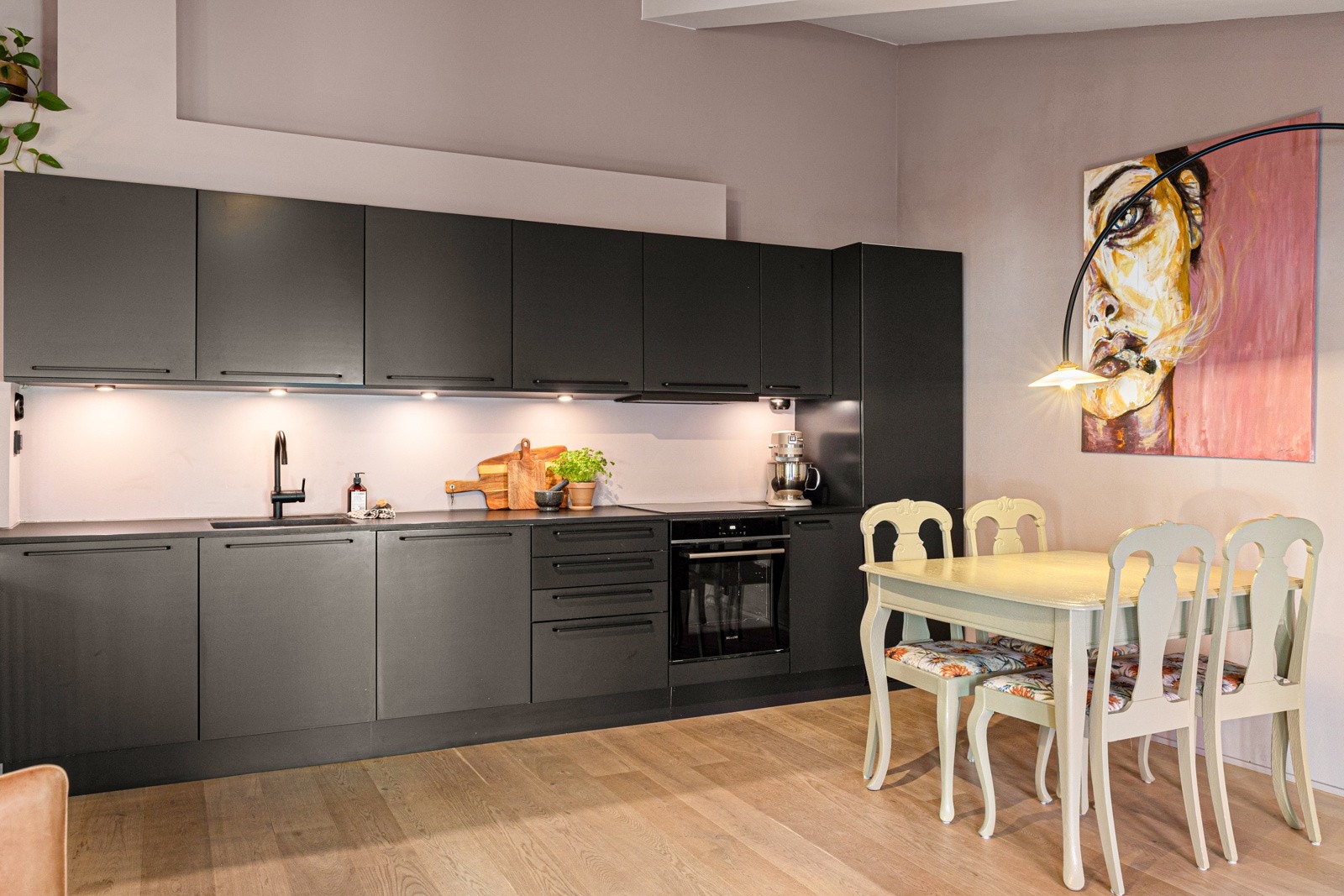 Integrerte hvitevarer inkluderer oppvaskmaskin fra Bosch, kjøl/frys fra AEG, samt ny stekeovn og platetopp fra Siemens. Mekanisk avtrekksvifte er plassert i overskap. Galleribilde