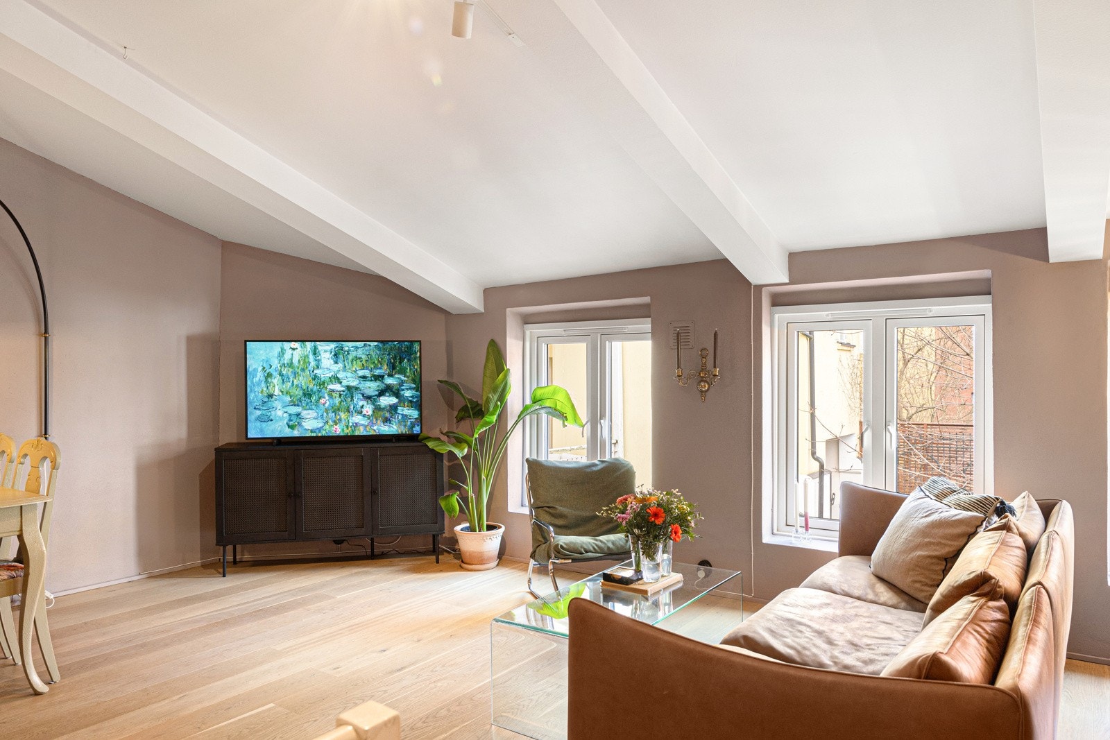 Store vindusflater gir godt med naturlig lys og skaper en lys og luftig atmosfære. Galleribilde