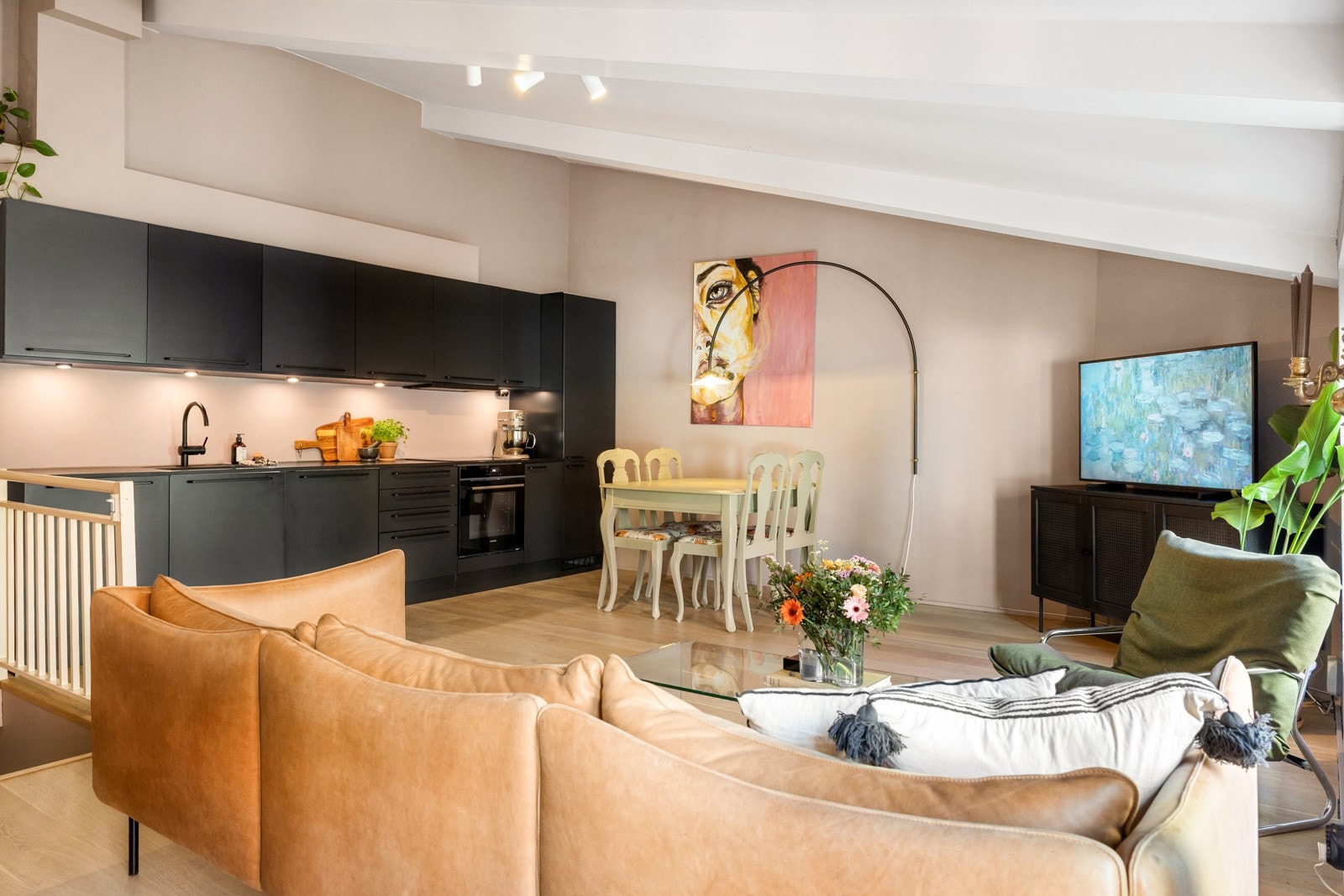 Åpen og sosial løsning mot kjøkkenet Galleribilde