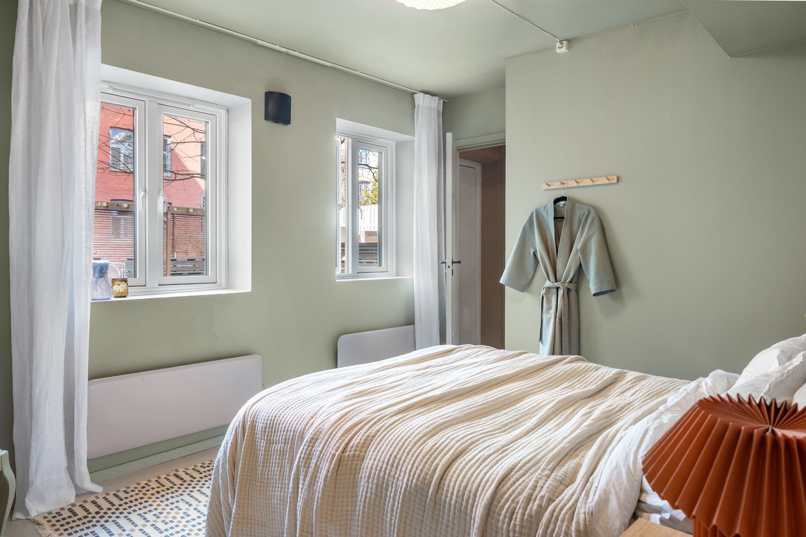 Soverom av god størrelse med plass til dobbeltseng og nattbord på begge sider. To store vinduer sørger for godt lysinnslipp, og soverommet vender mot rolige omgivelser. Galleribilde