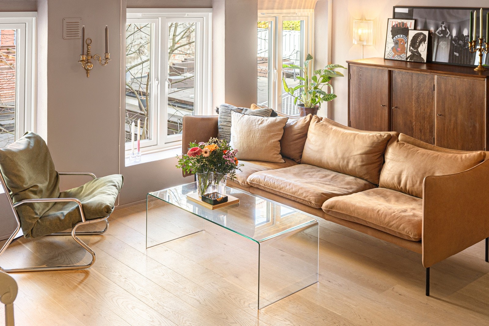 Stuen har enstavs parkettgulv, som gir et helhetlig og stilrent uttrykk Galleribilde