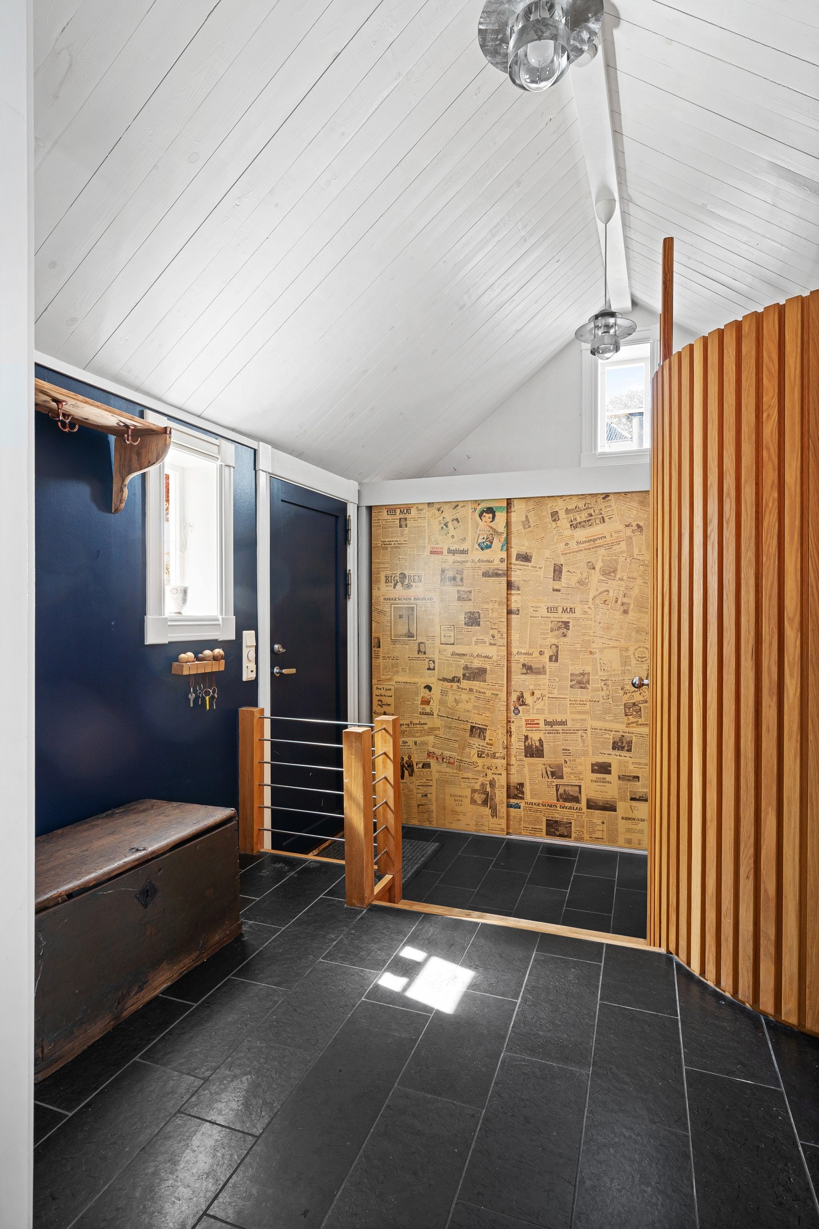 Romslig entré med god plass til å henge fra seg yttertøy og sko i skyvedørsgarderoben. Galleribilde