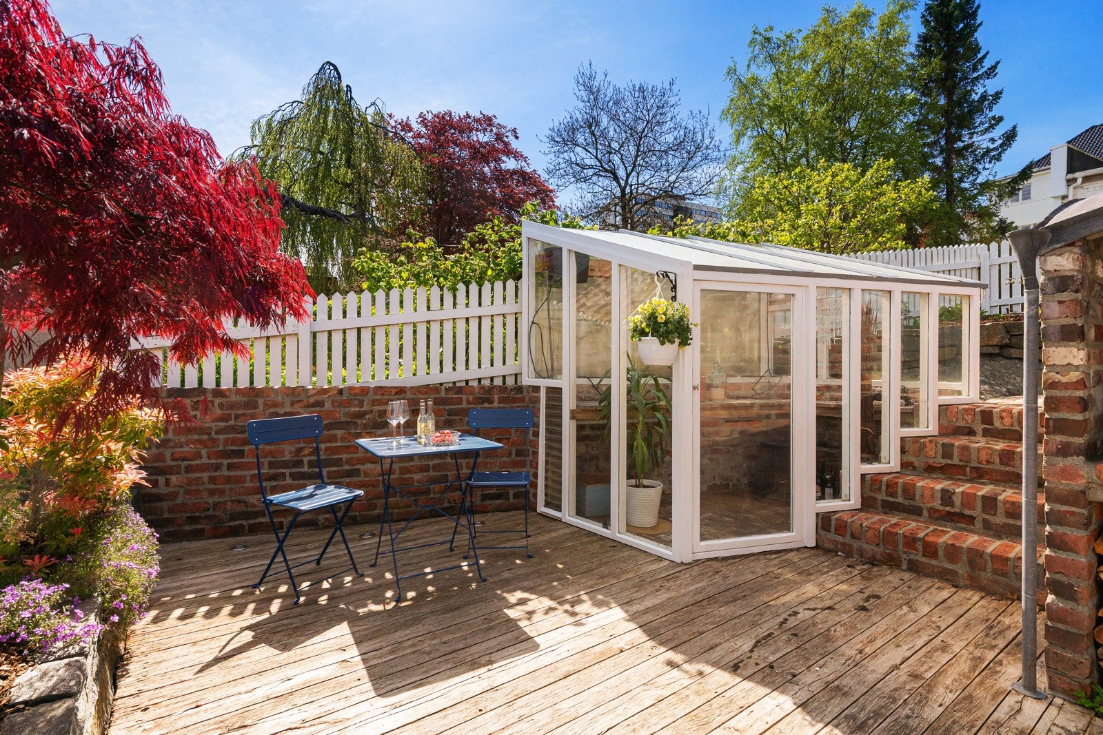 Størrelsen på uteområdet gjør det enkelt å møblere i naturlige soner. Galleribilde