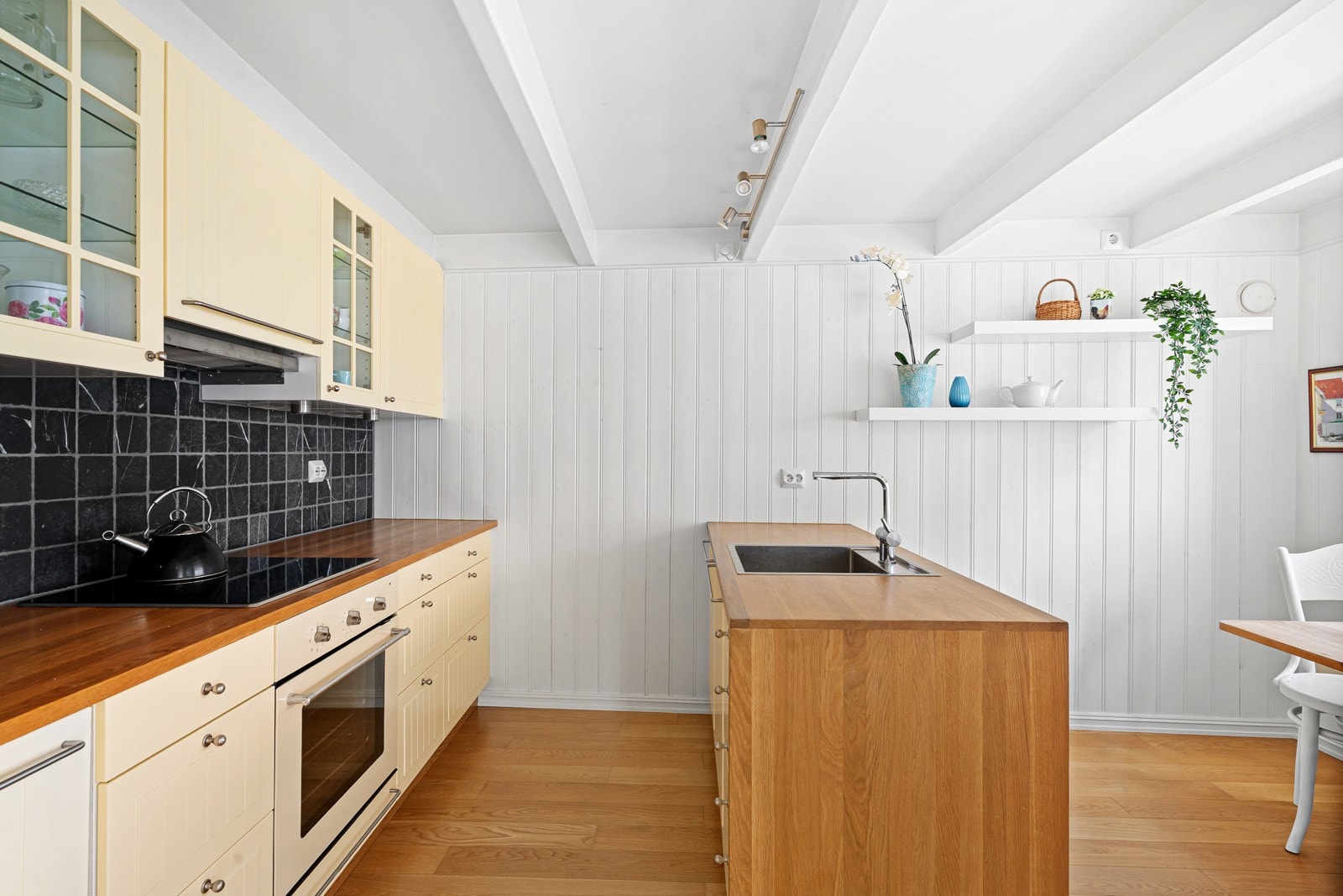 Kjøkkenet har godt med arbeidsplass. Galleribilde