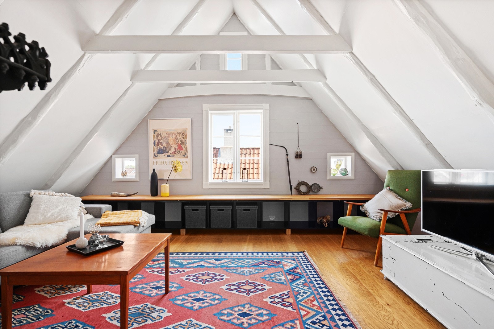 Etasjen oppfyller ikke dagens krav til rømning og er derfor ikke godkjent som rom for varig opphold. Galleribilde