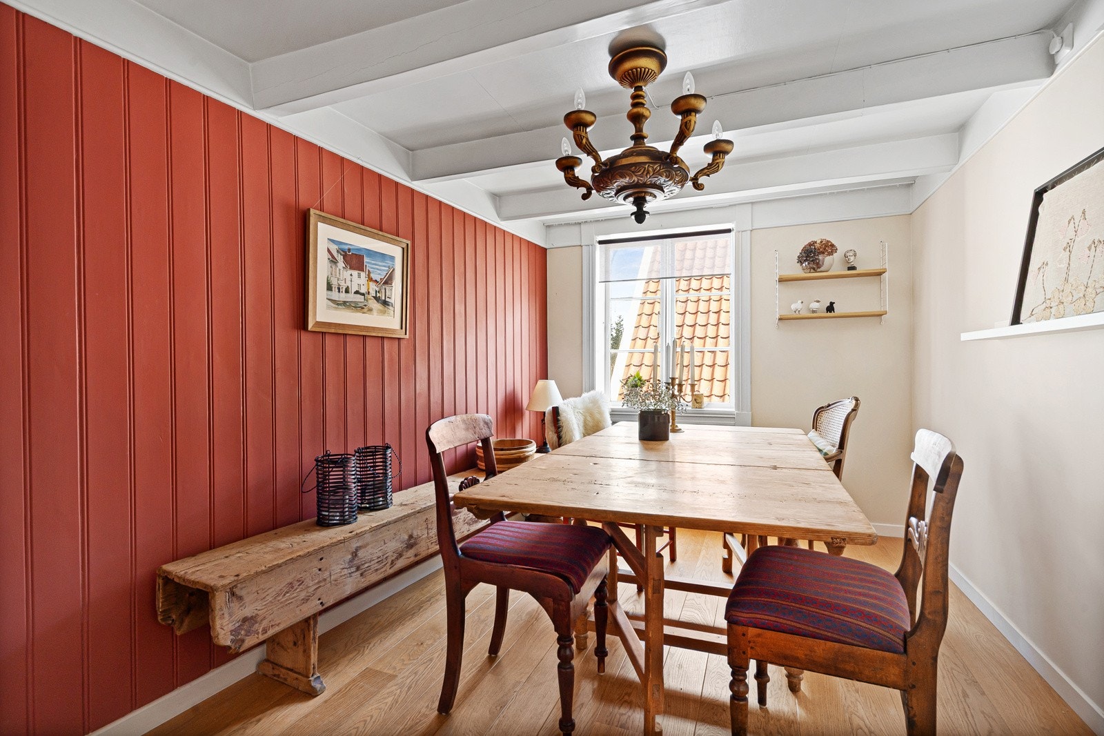 Tidløs spisestue i enden av kjøkkenet. Galleribilde