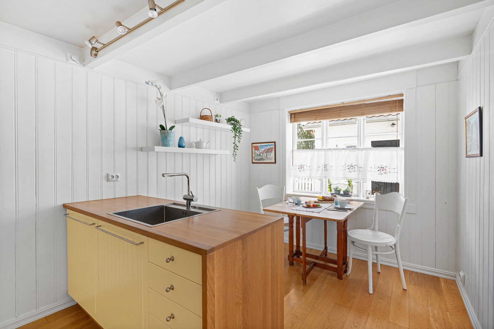 Kjøkkenet er klassisk med plass til spisebord. Galleribilde