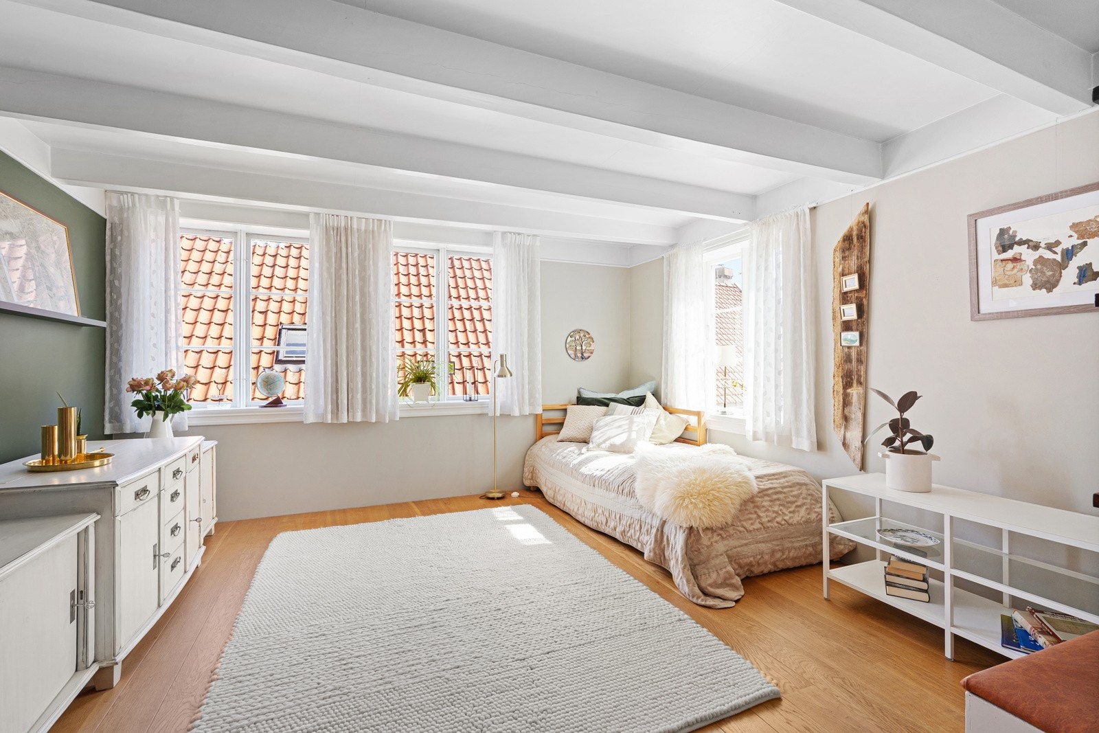 Etasjen fremstår svært velholdt, med stor stue som enkelt lar seg innrede i ulike soner. Galleribilde