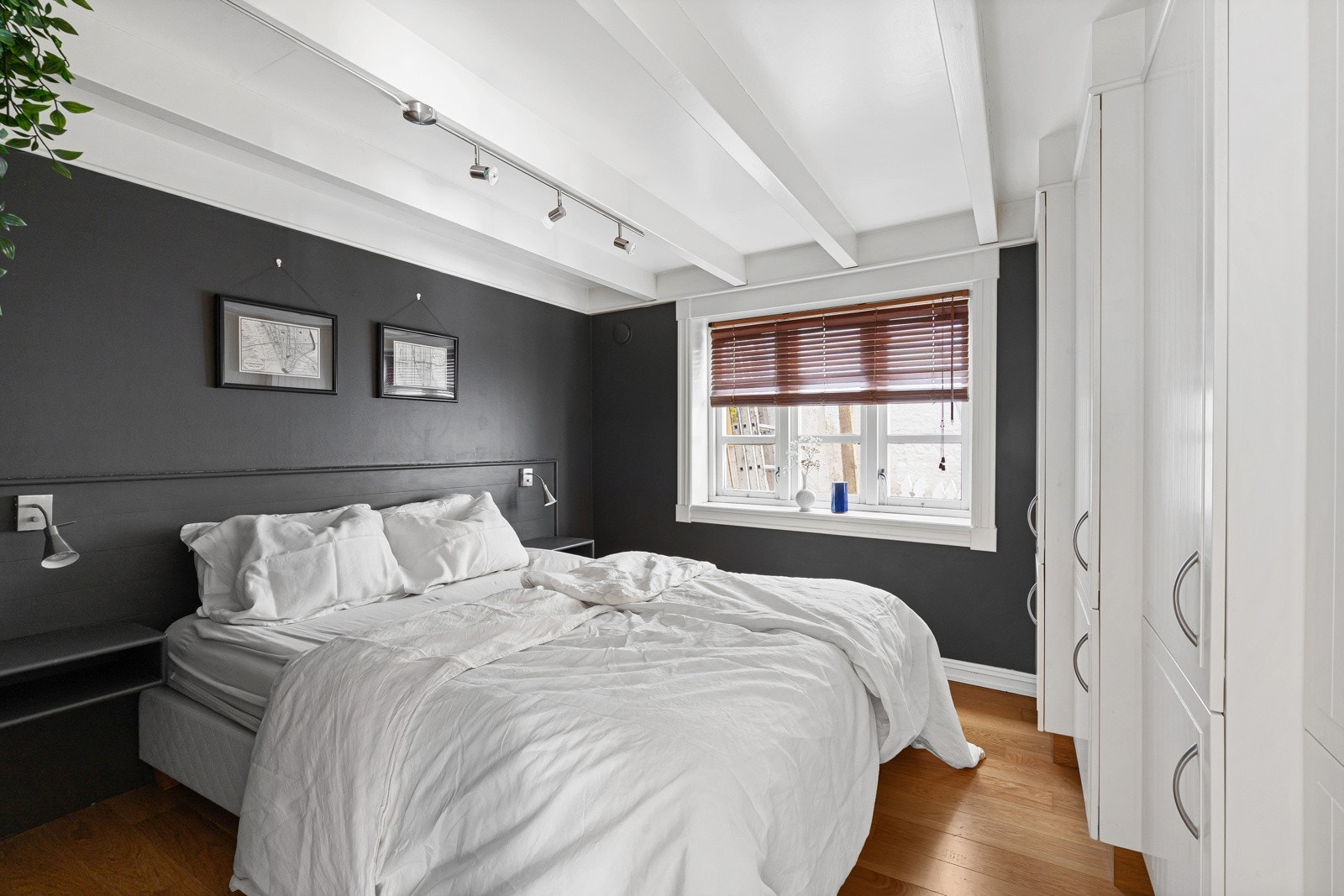 Stort soverom med plass til ønsket dobbeltseng og nattbord. Galleribilde