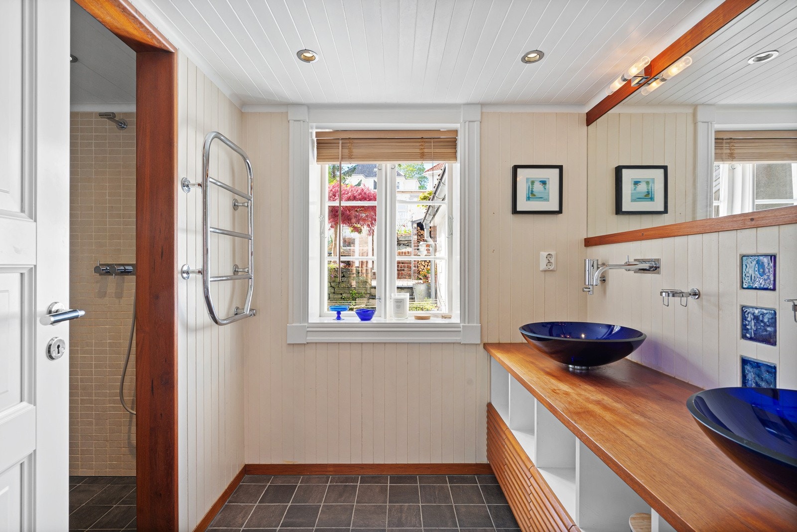 Tidløst bad med dobbelservant, romslig dusj og badekar. Galleribilde