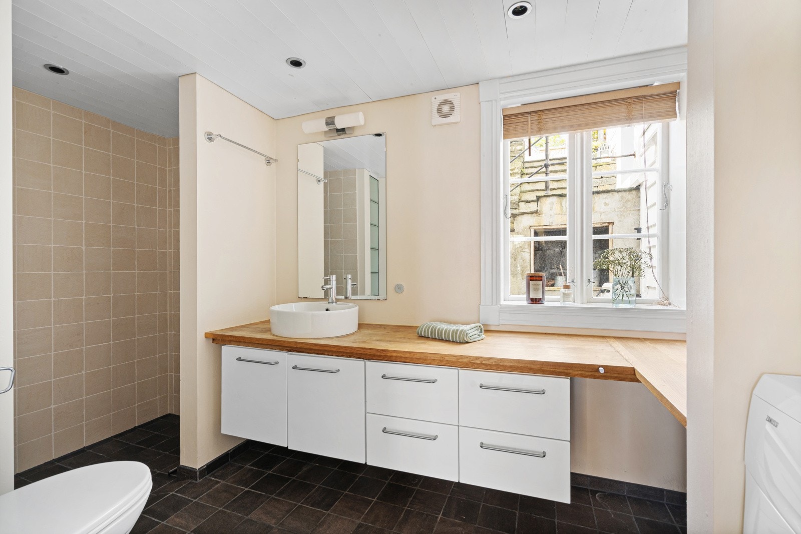 Helfliset bad med romslig dusjhjørne og god oppbevaringsplass. Galleribilde