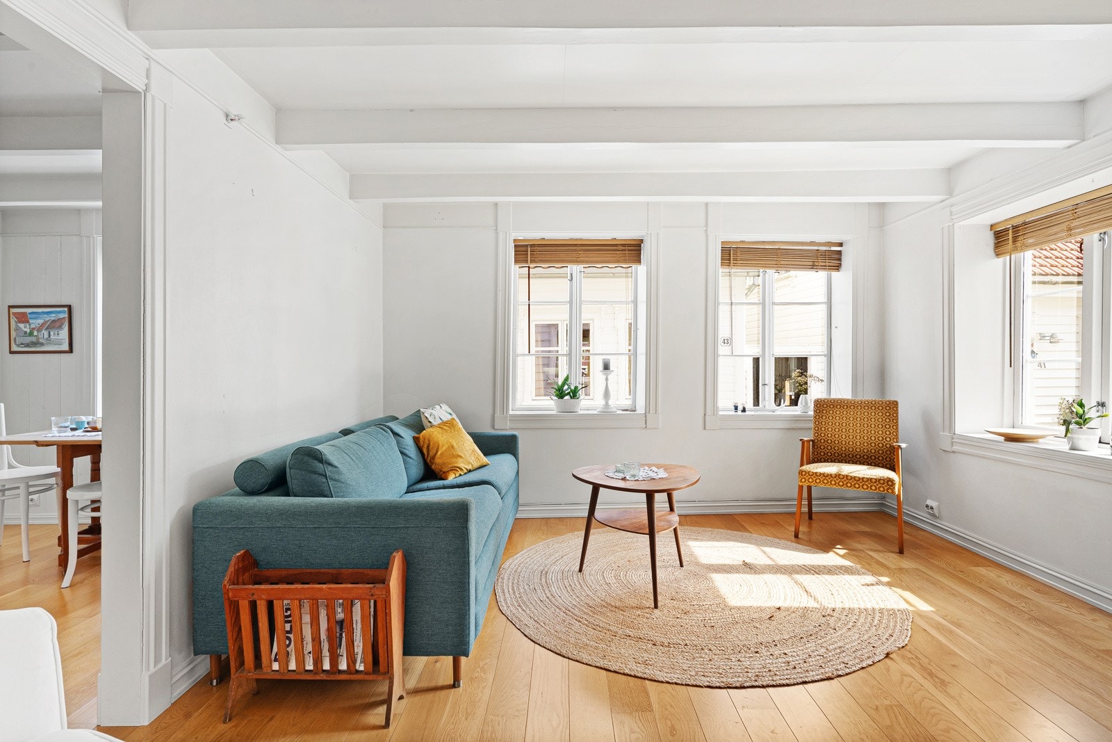 Gjennomgående store vindusflater sikrer rikelig med naturlig lysinnslipp. Galleribilde